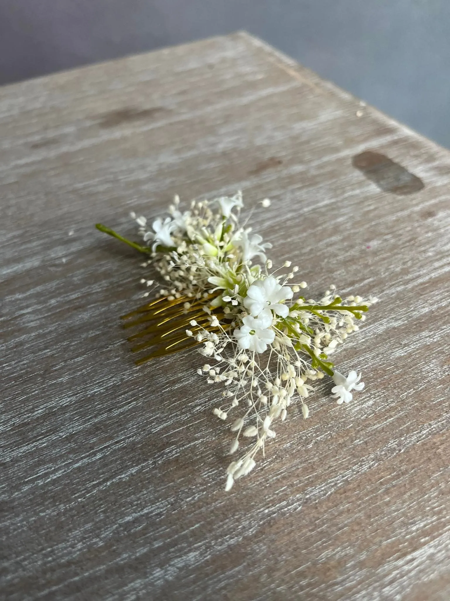 Romantic bridal flower comb