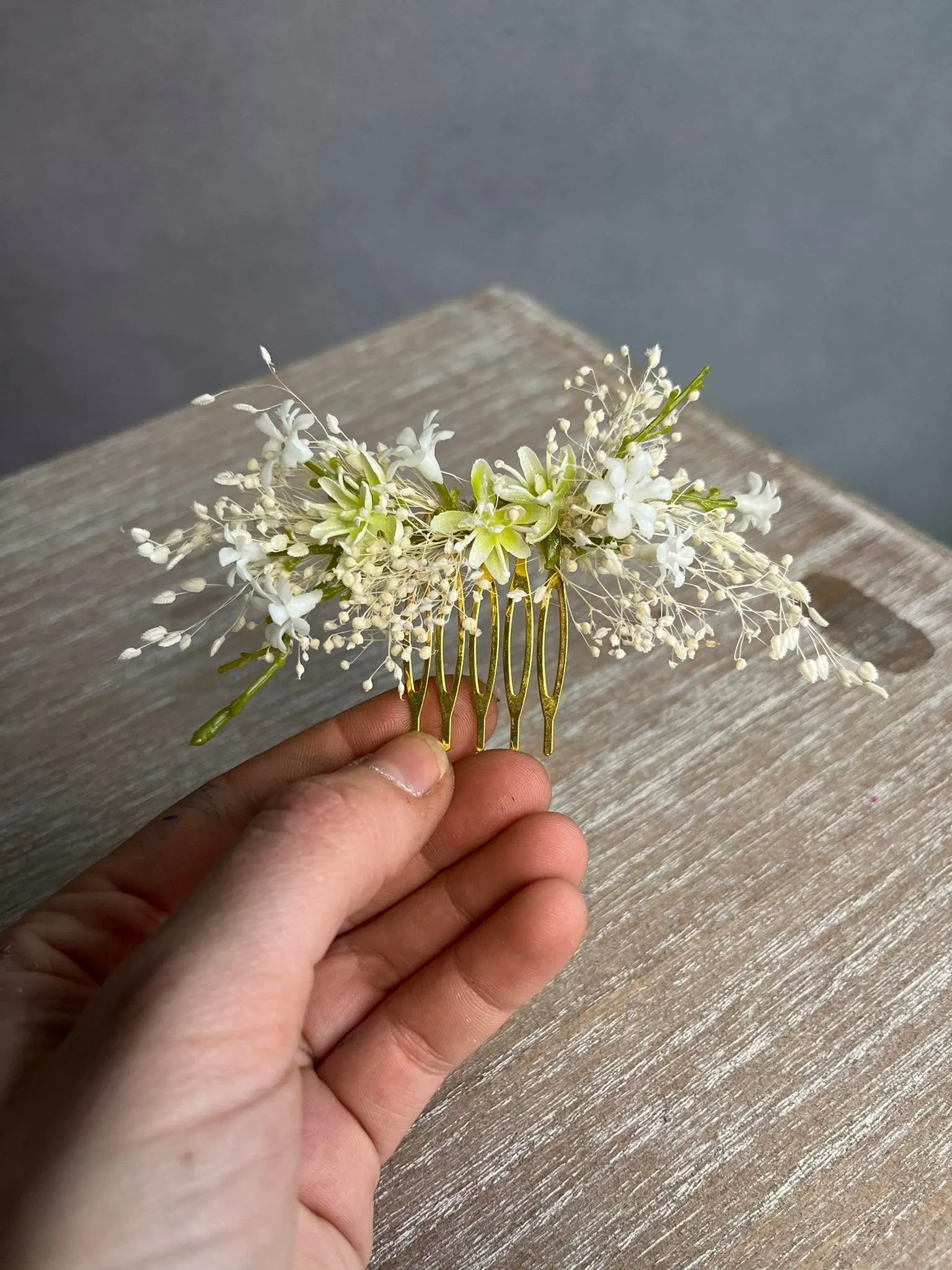 Romantic bridal flower comb