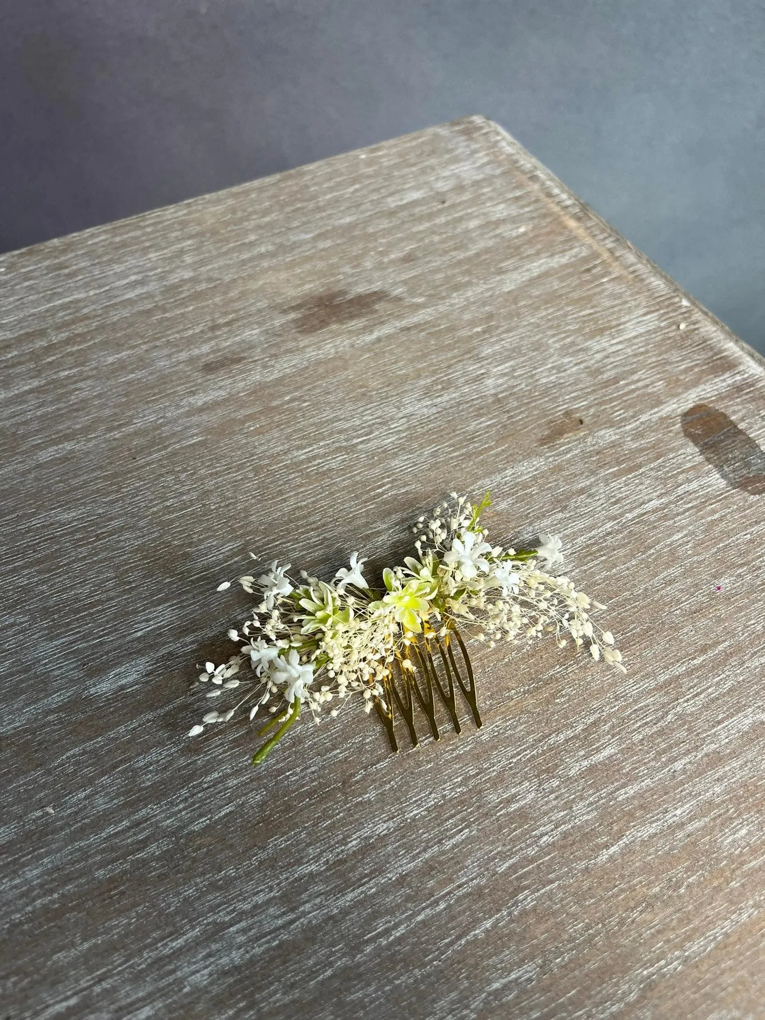 Romantic bridal flower comb